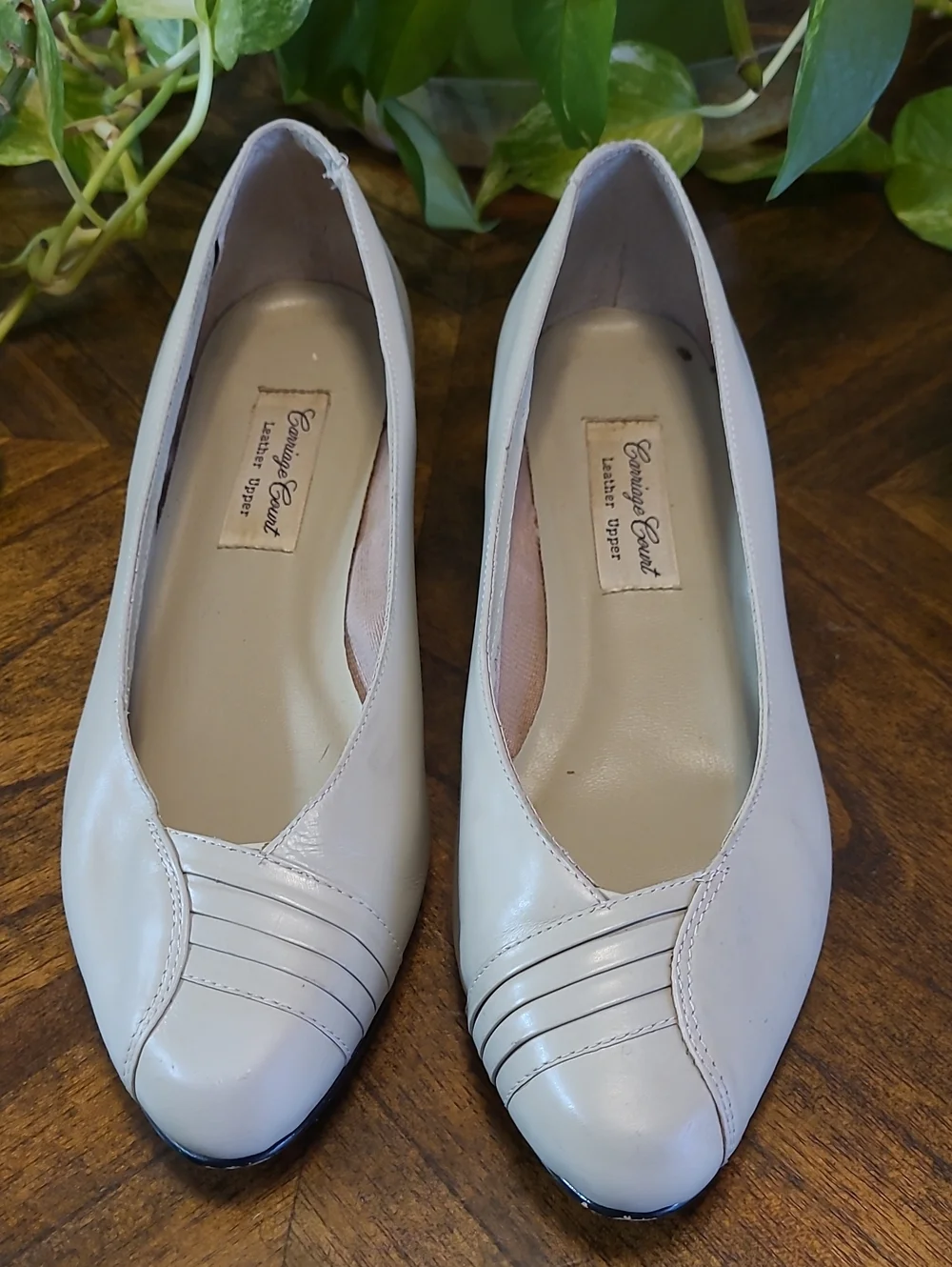 Vtg. Carriage Court Taupe Leather Women’s Low Heel Pumps